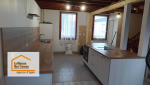 Cuisine modernisée à Colayrac-Saint-Cirq : nouveaux plans de travail, crédence contemporaine et îlot central sur mesure. Accompagnement par La Maison Des Travaux – Agence d’Agen.