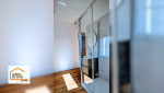 Douche moderne au Guilvinec : paroi vitrée, meuble suspendu et finitions épurées pour une salle de bain pratique et élégante.