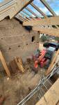 Mise en place de la charpente de l’extension bois lors du gros œuvre du chantier de rénovation à Voiron