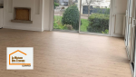Pose soignée d’un revêtement de sol avec continuité visuelle entre les espaces, réalisée par des artisans sélectionnés par La Maison Des Travaux Quimper.