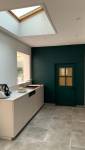 Rénovation à Couëron : moderniser l’existant avec un nouveau sol, une verrière et un mur peint meubles cuisine