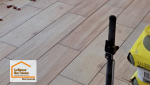 Travaux de rénovation à Fumel : pose technique du sol avec système de nivellement pour un alignement parfait et une finition haut de gamme.