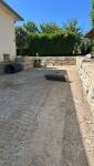 Travaux de structuration du terrain intégrant le drainage et la stabilisation des sols pour un aménagement pérenne.