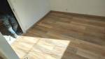 Nouveau revêtement de sol en parquet bois clair dans l'extension du salon à Carvin.