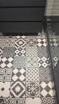 Zoom sur le sol en grès cérame motifs patchwork posé à Hénin-Beaumont.