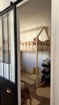 Chambre enfant avec lit cabane derrière verrière.