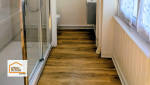Rénovation sol salle de bain au Guilvinec : PVC effet bois pour une pièce chaleureuse, facile à entretenir et résistante à l’humidité.