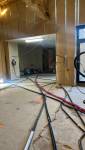 Installation des réseaux électriques et de plomberie avant la création des cloisons.