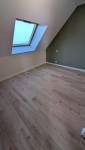 Chambre rénovée avec parquet – rénovation complète de l’étage