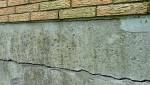 Fissures mur soubassement extérieur