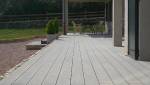 terrasse en bois composite gris avec lames uniformes et rendu moderne extérieur
