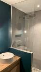Création seconde salle d'eau avec douche receveur extra plat carrelage façon douche à l'italienne dans maison ancienne Châteaulin (29150)