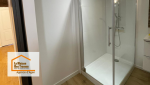 Une circulation fluide entre salle de bain et pièce de vie, pensée pour s’adapter parfaitement aux habitudes du quotidien.