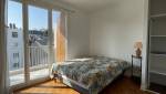 Une jolie chambre, avec une grande porte fenêtre 