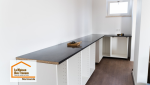 Pose de cuisine en cours au Mas-d’Agenais avec installation du plan de travail et des meubles par des artisans qualifiés sélectionnés par un courtier en travaux à Agen.