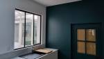 Rénovation à Couëron : moderniser l’existant avec un nouveau sol, une verrière et un mur peint pose