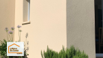 Détail des finitions d’un ravalement de façade à Quimper : enduit lisse, teinte homogène et traitement durable des murs extérieurs.