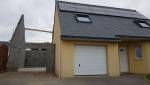 Chantier de construction pour montage d'un garage avec toiture ardoise accolé au bâtiment existant à Douarnenez (29100)