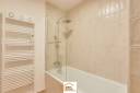 colombes-92700_salle-de-bain-optimisee_04-baignoire-avec-paroi-et-seche-serviettes