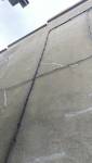 Nombreuses fissures sur pignon d'habitation 