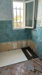 Salle de bain en cours de rénovation à Voiron, espace vieillissant à adapter