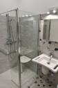 Douche de plain-pied sans seuil parfaitement alignée