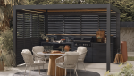 Cuisine extérieure installée sous une pergola