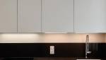 Une cuisine moderne dans un appartement au Chesnay