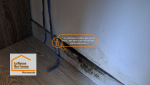 Moisissures au bas du mur : un vrai risque pour la santé respiratoire. Grâce à Sandrine Férin, ce logement a retrouvé un air sain et une vraie sérénité.