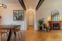 Décoration intérieure de maison avec revêtement de sol en parquet massif posé en chevrons - La Crau 83260