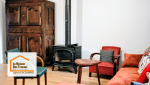 Rénovation de salon à Quimper : mise en valeur d’un poêle à bois, parquet et décoration chaleureuse pour un esprit maison de famille rénovée.