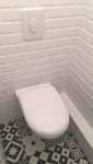 Installation d'un WC suspendu avec coffrage habillé de carrelage métro.