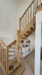 Escalier hêtre massif au 1/4 tournant pour accès à l'étage du loft sur Meaux (77100)