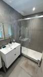 salle de bain avec avec nouveau carrelage, nouveau meuble et nouvelle douche