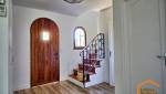 Rénovation d’une entrée avec escalier et éléments bois à proximité de Sautron après