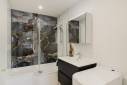Grande douche avec décor marbré noir et doré