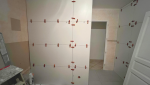 Phase chantier avec pose des grands carreaux muraux.