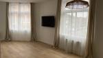Les derniers centimètres de la rénovation avec pose de la télé