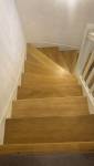 Nouvel aspect esthétique d'un escalier après décapage et peinture