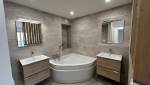 une salle de bain parentale avec baignoire centrale dans la suite rénovée - Le Chesnay