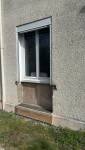 Transformation d’une fenêtre en porte-fenêtre avec volet roulant près de Troyes avant travaux