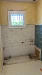 Préparation des murs et dépose des anciens revêtements avant la pose des nouveaux matériaux.