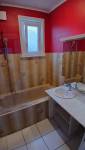 Salle de bain avant travaux avec baignoire et ancien carrelage à Courrières
