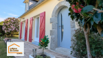 Projet de rénovation extérieure à Plomelin avec remplacement de porte d’entrée et modernisation harmonieuse de la façade.