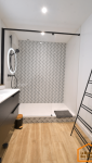 Douche à l’italienne moderne dans un appartement rénové à Voiron