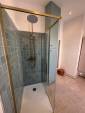  Douche cabine laiton avec colonne de rangement assortie, rénovation salle de bain