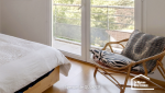 Rénovation d’une chambre à Treffiagat dans le Finistère Sud avec parquet chaleureux, murs lumineux et finitions soignées. Projet accompagné par La Maison Des Travaux Quimper.