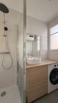 Douche et meuble vasque, vue d'ensemble salle de bain