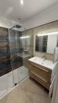 Salle de bain rénovée : une pièce moderne, fonctionnelle et lumineuse.
