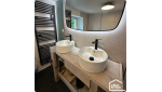 Salle de bain moderne avec vasque et led